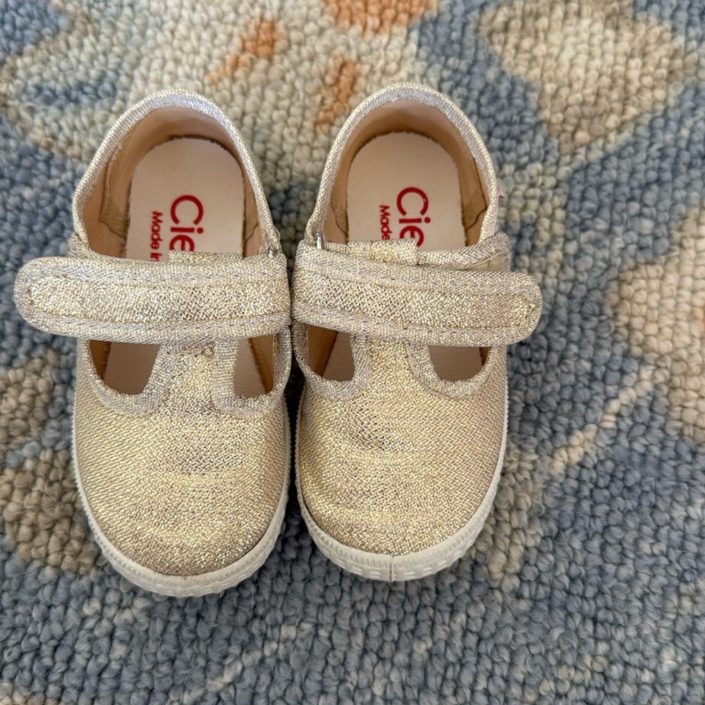 Cienta Kids Sparkle Mary Jane Shoes in Gold